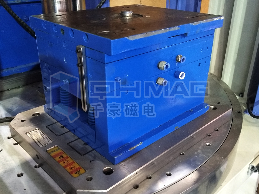 立式注塑機快速換模系統(tǒng)千豪磁電