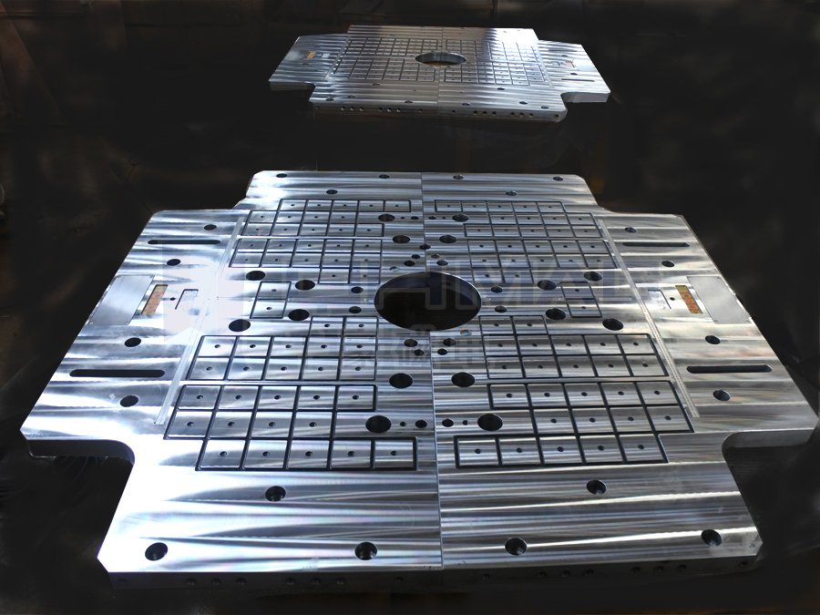 細(xì)節(jié)高清展示1350T注塑機(jī)磁力模板