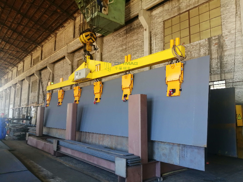 立式鋼板貨架吊裝新選擇：電永磁吊具引領(lǐng)安全節(jié)能新潮流