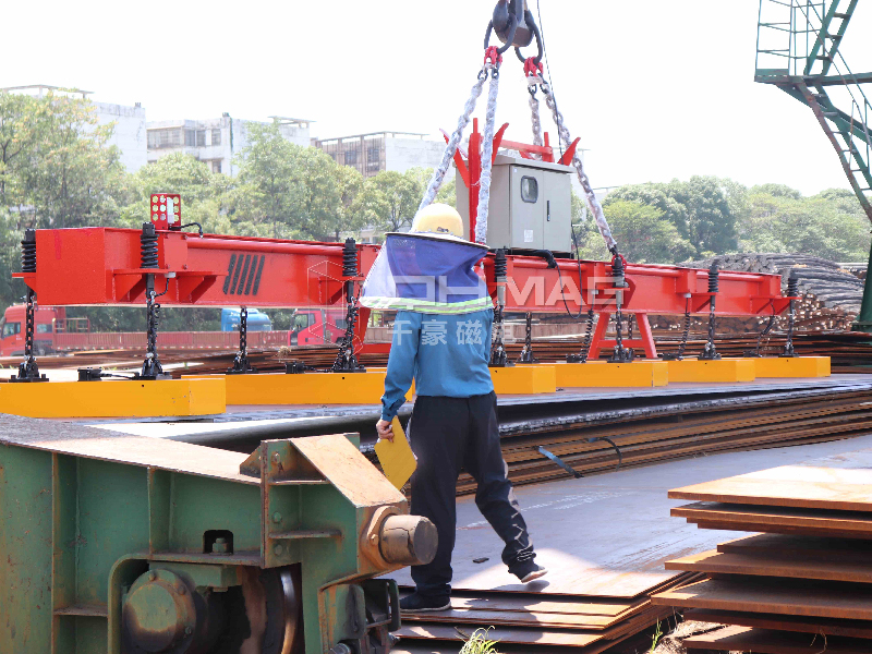 湖南省內(nèi)最大的鋼材市場(chǎng)——正式引入了一款革命性的卸貨神器——電永磁吊具